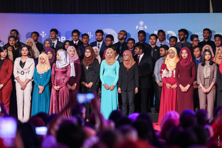 ޖުލައި 9، 2018: އޭލެވެލްގައި އެންމެ ރަނގަޅު ނަތީޖާ ހޯދާ ދަރިވަރުންގެ އަގުވަޒަން ކުރުމަށް ދަރުބާރުގޭގައި ބޭއްވި "ޓްޕް އެޗީވާސް އެވޯޑް" ހަފްލާގެ ތެރެއިން -- ސަން ފޮޓޯ/ ފަޔާޒު މޫސާ