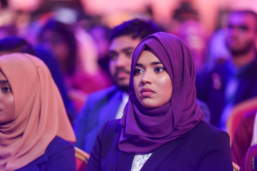 ޖުލައި 9، 2018: އޭލެވެލްގައި އެންމެ ރަނގަޅު ނަތީޖާ ހޯދާ ދަރިވަރުންގެ އަގުވަޒަން ކުރުމަށް ދަރުބާރުގޭގައި ބޭއްވި "ޓްޕް އެޗީވާސް އެވޯޑް" ހަފްލާގެ ތެރެއިން -- ސަން ފޮޓޯ/ ފަޔާޒު މޫސާ