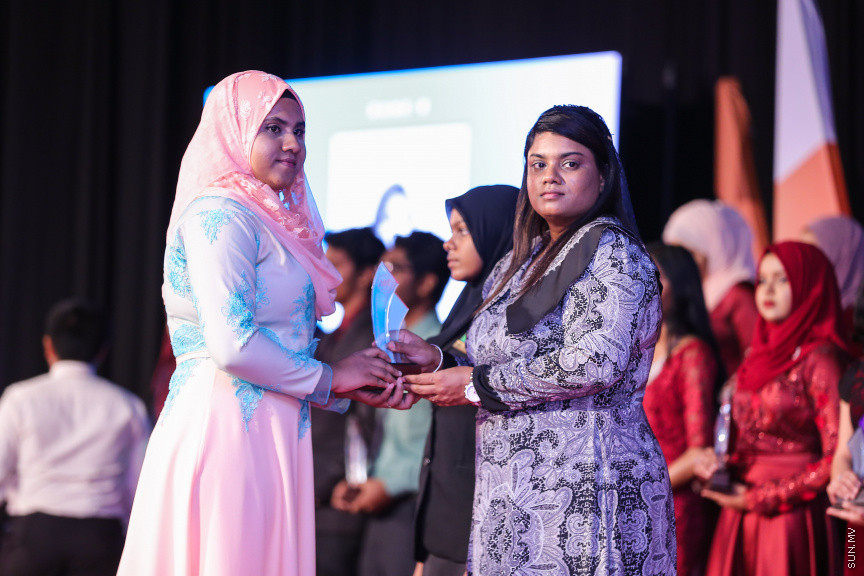 ޖުލައި 9، 2018: އޭލެވެލްގައި އެންމެ ރަނގަޅު ނަތީޖާ ހޯދާ ދަރިވަރުންގެ އަގުވަޒަން ކުރުމަށް ދަރުބާރުގޭގައި ބޭއްވި "ޓްޕް އެޗީވާސް އެވޯޑް" ހަފްލާގެ ތެރެއިން -- ސަން ފޮޓޯ/ ފަޔާޒު މޫސާ