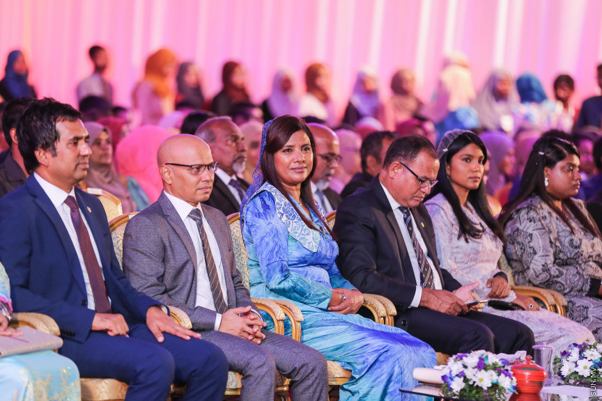 ޖުލައި 9، 2018: އޭލެވެލްގައި އެންމެ ރަނގަޅު ނަތީޖާ ހޯދާ ދަރިވަރުންގެ އަގުވަޒަން ކުރުމަށް ދަރުބާރުގޭގައި ބޭއްވި "ޓްޕް އެޗީވާސް އެވޯޑް" ހަފްލާގެ ތެރެއިން -- ސަން ފޮޓޯ/ ފަޔާޒު މޫސާ
