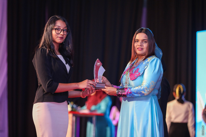 ޖުލައި 9، 2018: އޭލެވެލްގައި އެންމެ ރަނގަޅު ނަތީޖާ ހޯދާ ދަރިވަރުންގެ އަގުވަޒަން ކުރުމަށް ދަރުބާރުގޭގައި ބޭއްވި "ޓްޕް އެޗީވާސް އެވޯޑް" ހަފްލާގެ ތެރެއިން -- ސަން ފޮޓޯ/ ފަޔާޒު މޫސާ