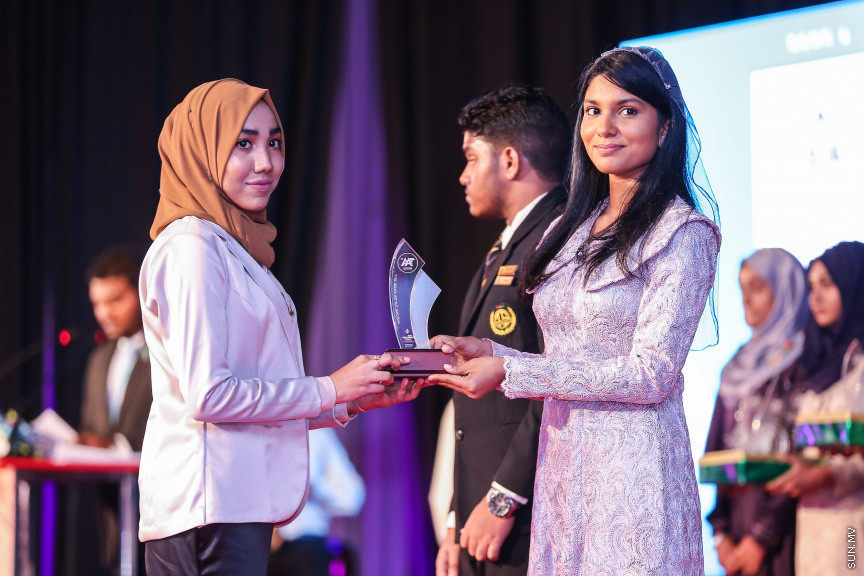 ޖުލައި 9، 2018: އޭލެވެލްގައި އެންމެ ރަނގަޅު ނަތީޖާ ހޯދާ ދަރިވަރުންގެ އަގުވަޒަން ކުރުމަށް ދަރުބާރުގޭގައި ބޭއްވި "ޓްޕް އެޗީވާސް އެވޯޑް" ހަފްލާގެ ތެރެއިން -- ސަން ފޮޓޯ/ ފަޔާޒު މޫސާ