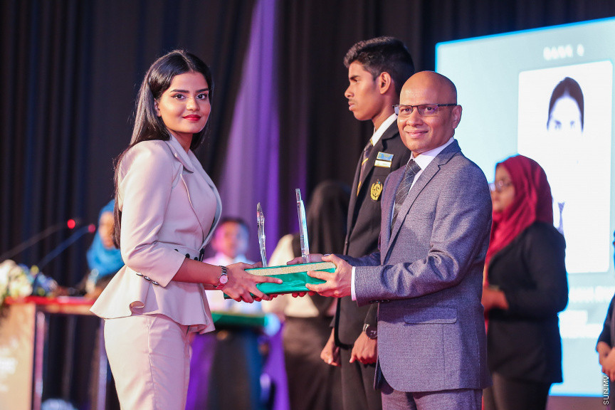 ޖުލައި 9، 2018: އޭލެވެލްގައި އެންމެ ރަނގަޅު ނަތީޖާ ހޯދާ ދަރިވަރުންގެ އަގުވަޒަން ކުރުމަށް ދަރުބާރުގޭގައި ބޭއްވި "ޓްޕް އެޗީވާސް އެވޯޑް" ހަފްލާގެ ތެރެއިން -- ސަން ފޮޓޯ/ ފަޔާޒު މޫސާ