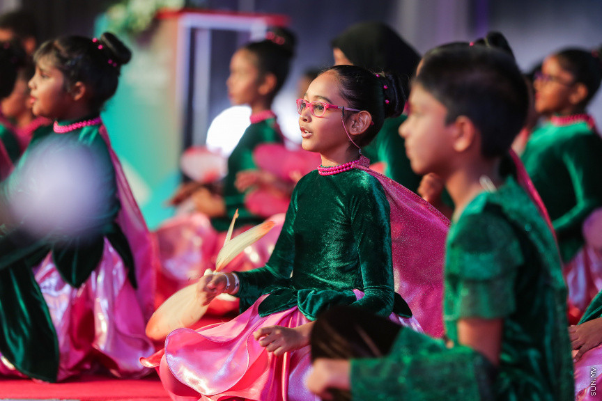 ޖުލައި 9، 2018: އޭލެވެލްގައި އެންމެ ރަނގަޅު ނަތީޖާ ހޯދާ ދަރިވަރުންގެ އަގުވަޒަން ކުރުމަށް ދަރުބާރުގޭގައި ބޭއްވި "ޓްޕް އެޗީވާސް އެވޯޑް" ހަފްލާގެ ތެރެއިން -- ސަން ފޮޓޯ/ ފަޔާޒު މޫސާ