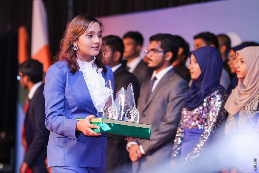 ޖުލައި 9، 2018: އޭލެވެލްގައި އެންމެ ރަނގަޅު ނަތީޖާ ހޯދާ ދަރިވަރުންގެ އަގުވަޒަން ކުރުމަށް ދަރުބާރުގޭގައި ބޭއްވި "ޓްޕް އެޗީވާސް އެވޯޑް" ހަފްލާގެ ތެރެއިން -- ސަން ފޮޓޯ/ ފަޔާޒު މޫސާ