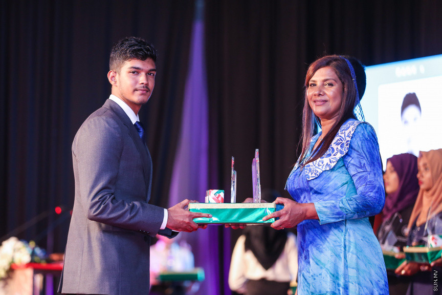 ޖުލައި 9، 2018: އޭލެވެލްގައި އެންމެ ރަނގަޅު ނަތީޖާ ހޯދާ ދަރިވަރުންގެ އަގުވަޒަން ކުރުމަށް ދަރުބާރުގޭގައި ބޭއްވި "ޓްޕް އެޗީވާސް އެވޯޑް" ހަފްލާގެ ތެރެއިން -- ސަން ފޮޓޯ/ ފަޔާޒު މޫސާ