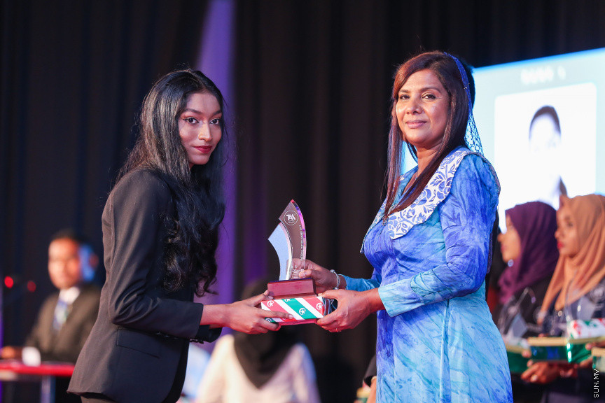 ޖުލައި 9، 2018: އޭލެވެލްގައި އެންމެ ރަނގަޅު ނަތީޖާ ހޯދާ ދަރިވަރުންގެ އަގުވަޒަން ކުރުމަށް ދަރުބާރުގޭގައި ބޭއްވި "ޓްޕް އެޗީވާސް އެވޯޑް" ހަފްލާގެ ތެރެއިން -- ސަން ފޮޓޯ/ ފަޔާޒު މޫސާ