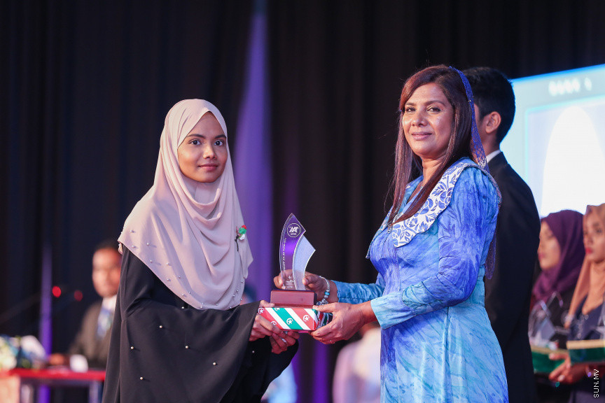 ޖުލައި 9، 2018: އޭލެވެލްގައި އެންމެ ރަނގަޅު ނަތީޖާ ހޯދާ ދަރިވަރުންގެ އަގުވަޒަން ކުރުމަށް ދަރުބާރުގޭގައި ބޭއްވި "ޓްޕް އެޗީވާސް އެވޯޑް" ހަފްލާގެ ތެރެއިން -- ސަން ފޮޓޯ/ ފަޔާޒު މޫސާ