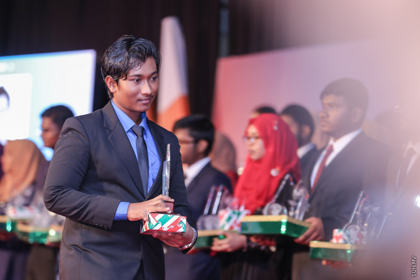 ޖުލައި 9، 2018: އޭލެވެލްގައި އެންމެ ރަނގަޅު ނަތީޖާ ހޯދާ ދަރިވަރުންގެ އަގުވަޒަން ކުރުމަށް ދަރުބާރުގޭގައި ބޭއްވި "ޓްޕް އެޗީވާސް އެވޯޑް" ހަފްލާގެ ތެރެއިން -- ސަން ފޮޓޯ/ ފަޔާޒު މޫސާ