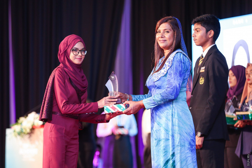 ޖުލައި 9، 2018: އޭލެވެލްގައި އެންމެ ރަނގަޅު ނަތީޖާ ހޯދާ ދަރިވަރުންގެ އަގުވަޒަން ކުރުމަށް ދަރުބާރުގޭގައި ބޭއްވި "ޓްޕް އެޗީވާސް އެވޯޑް" ހަފްލާގެ ތެރެއިން -- ސަން ފޮޓޯ/ ފަޔާޒު މޫސާ