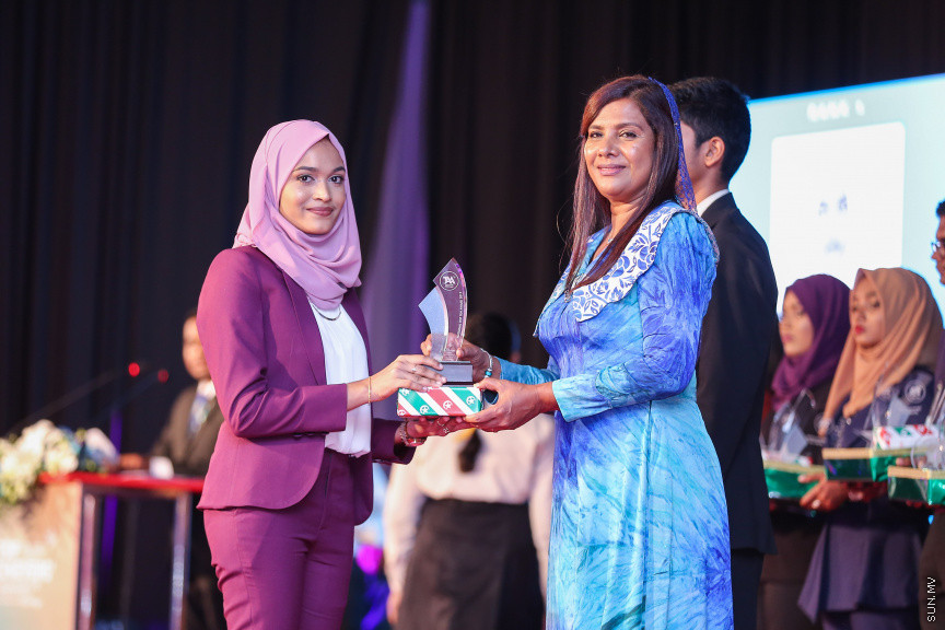 ޖުލައި 9، 2018: އޭލެވެލްގައި އެންމެ ރަނގަޅު ނަތީޖާ ހޯދާ ދަރިވަރުންގެ އަގުވަޒަން ކުރުމަށް ދަރުބާރުގޭގައި ބޭއްވި "ޓްޕް އެޗީވާސް އެވޯޑް" ހަފްލާގެ ތެރެއިން -- ސަން ފޮޓޯ/ ފަޔާޒު މޫސާ