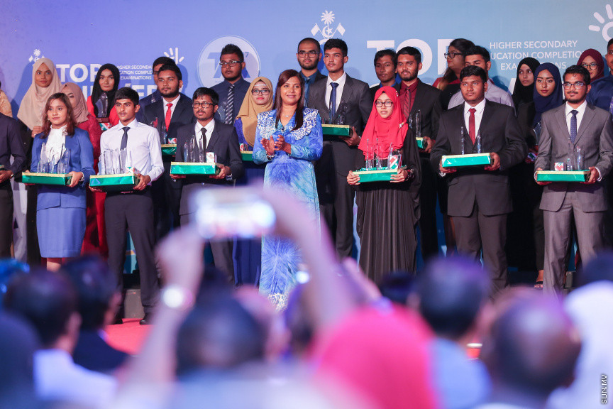 ޖުލައި 9، 2018: އޭލެވެލްގައި އެންމެ ރަނގަޅު ނަތީޖާ ހޯދާ ދަރިވަރުންގެ އަގުވަޒަން ކުރުމަށް ދަރުބާރުގޭގައި ބޭއްވި "ޓްޕް އެޗީވާސް އެވޯޑް" ހަފްލާގެ ތެރެއިން -- ސަން ފޮޓޯ/ ފަޔާޒު މޫސާ
