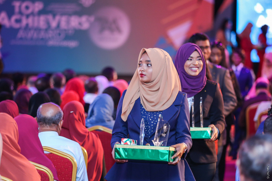 ޖުލައި 9، 2018: އޭލެވެލްގައި އެންމެ ރަނގަޅު ނަތީޖާ ހޯދާ ދަރިވަރުންގެ އަގުވަޒަން ކުރުމަށް ދަރުބާރުގޭގައި ބޭއްވި "ޓްޕް އެޗީވާސް އެވޯޑް" ހަފްލާގެ ތެރެއިން -- ސަން ފޮޓޯ/ ފަޔާޒު މޫސާ