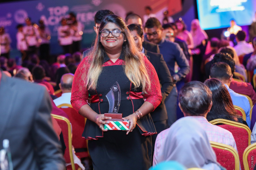 ޖުލައި 9، 2018: އޭލެވެލްގައި އެންމެ ރަނގަޅު ނަތީޖާ ހޯދާ ދަރިވަރުންގެ އަގުވަޒަން ކުރުމަށް ދަރުބާރުގޭގައި ބޭއްވި "ޓްޕް އެޗީވާސް އެވޯޑް" ހަފްލާގެ ތެރެއިން -- ސަން ފޮޓޯ/ ފަޔާޒު މޫސާ