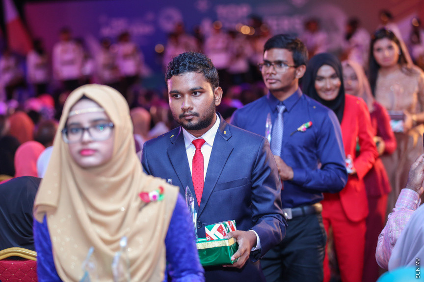 ޖުލައި 9، 2018: އޭލެވެލްގައި އެންމެ ރަނގަޅު ނަތީޖާ ހޯދާ ދަރިވަރުންގެ އަގުވަޒަން ކުރުމަށް ދަރުބާރުގޭގައި ބޭއްވި "ޓްޕް އެޗީވާސް އެވޯޑް" ހަފްލާގެ ތެރެއިން -- ސަން ފޮޓޯ/ ފަޔާޒު މޫސާ