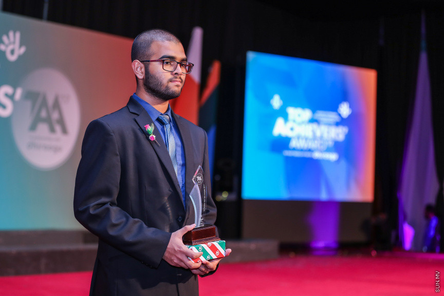 ޖުލައި 9، 2018: އޭލެވެލްގައި އެންމެ ރަނގަޅު ނަތީޖާ ހޯދާ ދަރިވަރުންގެ އަގުވަޒަން ކުރުމަށް ދަރުބާރުގޭގައި ބޭއްވި "ޓްޕް އެޗީވާސް އެވޯޑް" ހަފްލާގެ ތެރެއިން -- ސަން ފޮޓޯ/ ފަޔާޒު މޫސާ