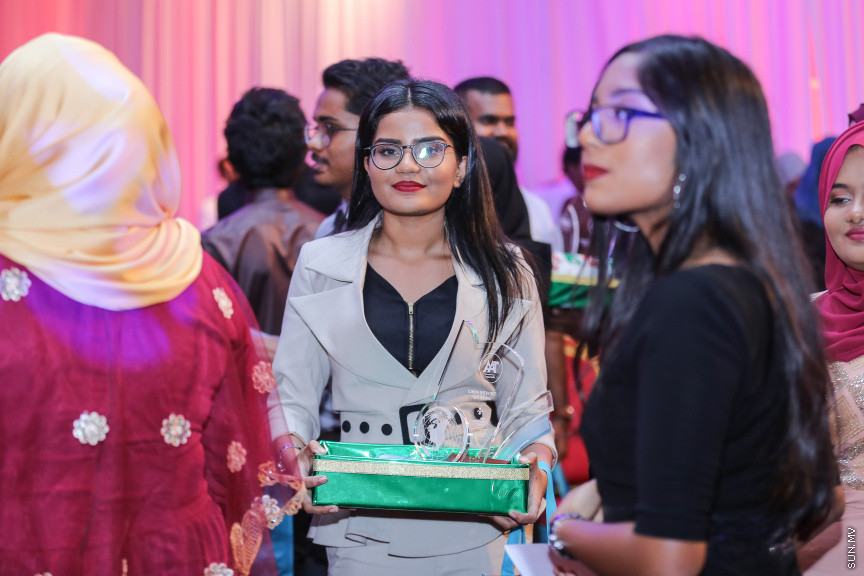 ޖުލައި 9، 2018: އޭލެވެލްގައި އެންމެ ރަނގަޅު ނަތީޖާ ހޯދާ ދަރިވަރުންގެ އަގުވަޒަން ކުރުމަށް ދަރުބާރުގޭގައި ބޭއްވި "ޓްޕް އެޗީވާސް އެވޯޑް" ހަފްލާގެ ތެރެއިން -- ސަން ފޮޓޯ/ ފަޔާޒު މޫސާ