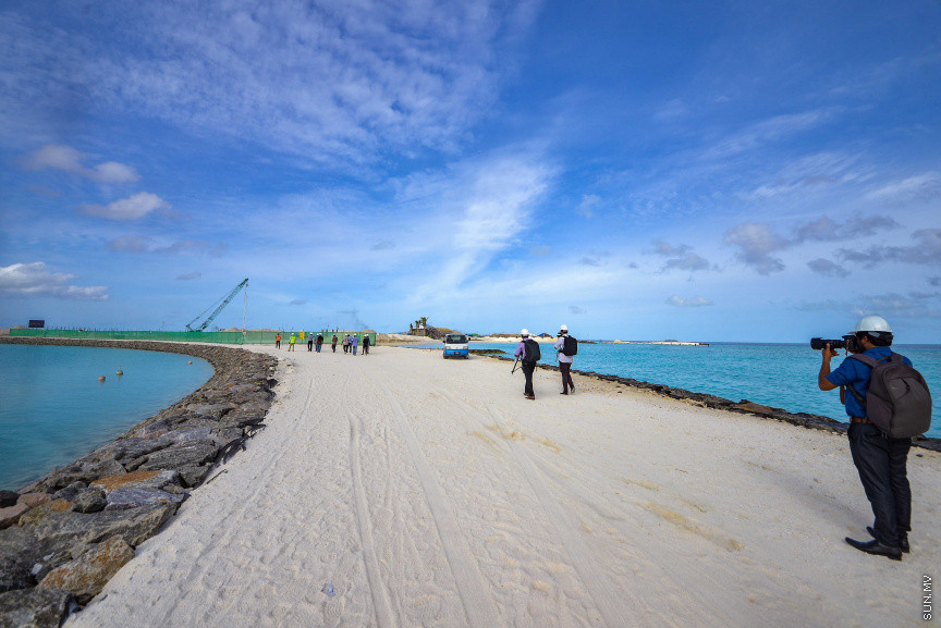 ކ. އެނބޫދޫފަޅުގައި ތަރައްގީކުރުމުގެ މަޝްރޫއު: ތައިލެންޑްގެ ސިންހަ އެސްޓޭޓް ކުންފުނިން ހިންގާ "ކްރޮސްރޯޑްސް މޯލްޑިވްސް" މަޝްރޫއުގެ ދަށުން އެނބޫދޫފަޅުގައި އިންޓަގްރޭޓެޑް ރިސޯޓުތަކެއް ހެދުމަށް ނުވަ ރަށެއް ހިއްކާފައިވޭ ---ސަން ފޮޓޯ/ މުހައްމަދު އަފްރާހް