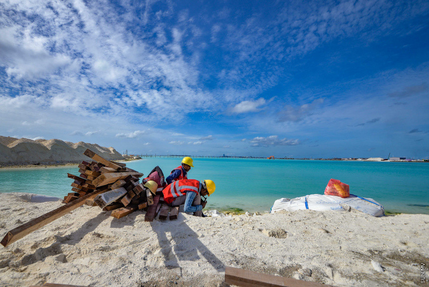 ކ. އެނބޫދޫފަޅުގައި ތަރައްގީކުރުމުގެ މަޝްރޫއު: ތައިލެންޑްގެ ސިންހަ އެސްޓޭޓް ކުންފުނިން ހިންގާ "ކްރޮސްރޯޑްސް މޯލްޑިވްސް" މަޝްރޫއުގެ ދަށުން އެނބޫދޫފަޅުގައި އިންޓަގްރޭޓެޑް ރިސޯޓުތަކެއް ހެދުމަށް ނުވަ ރަށެއް ހިއްކާފައިވޭ ---ސަން ފޮޓޯ/ މުހައްމަދު އަފްރާހް