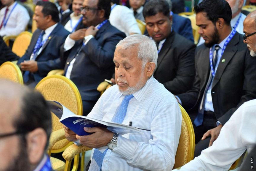  14 ޖުލައި 2018:  އިސްލާމީ ހޭލުންތެރިކަމާބެހޭ ބައިނަލްއަގުވާމީ މަހާސިންތާ ފެށުމުގެ ރަސްމޮއްޔާތުގެ ތެރެއިން: އިސްލާމިކް ޔުނިވާސިޓީގެ ހޯލުގައި ބޭއްވި ރަސްމިއްޔާތުގައި މަހާސިންތާ ހުޅުވައިދެއްވީ ރައީސުލްޖުމްހޫރިއްޔާގެ ނާއިބު ރައީސް އަބްދުﷲ ޖިހާދު---ފޮޓޯ/ ރައީސް އޮފީސް، 