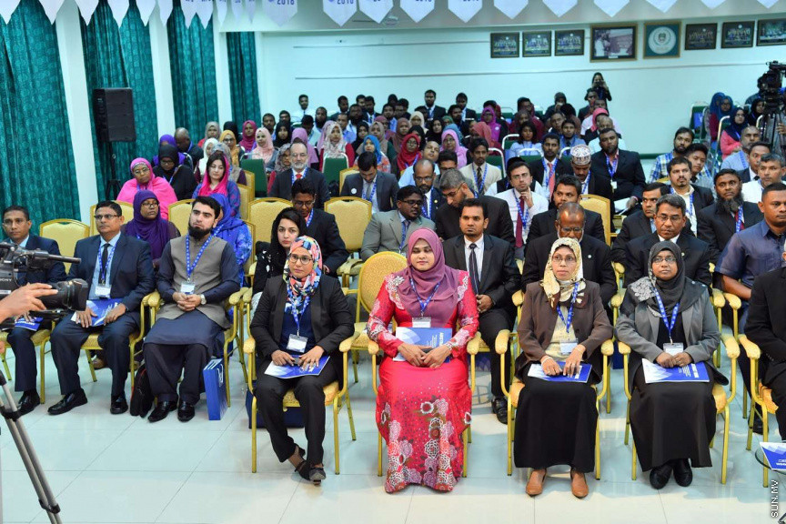  14 ޖުލައި 2018:  އިސްލާމީ ހޭލުންތެރިކަމާބެހޭ ބައިނަލްއަގުވާމީ މަހާސިންތާ ފެށުމުގެ ރަސްމޮއްޔާތުގެ ތެރެއިން: އިސްލާމިކް ޔުނިވާސިޓީގެ ހޯލުގައި ބޭއްވި ރަސްމިއްޔާތުގައި މަހާސިންތާ ހުޅުވައިދެއްވީ ރައީސުލްޖުމްހޫރިއްޔާގެ ނާއިބު ރައީސް އަބްދުﷲ ޖިހާދު---ފޮޓޯ/ ރައީސް އޮފީސް، 