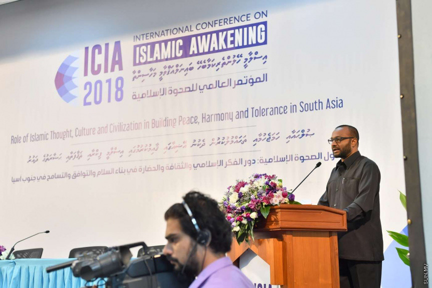  14 ޖުލައި 2018:  އިސްލާމީ ހޭލުންތެރިކަމާބެހޭ ބައިނަލްއަގުވާމީ މަހާސިންތާ ފެށުމުގެ ރަސްމޮއްޔާތުގެ ތެރެއިން: އިސްލާމިކް ޔުނިވާސިޓީގެ ހޯލުގައި ބޭއްވި ރަސްމިއްޔާތުގައި މަހާސިންތާ ހުޅުވައިދެއްވީ ރައީސުލްޖުމްހޫރިއްޔާގެ ނާއިބު ރައީސް އަބްދުﷲ ޖިހާދު---ފޮޓޯ/ ރައީސް އޮފީސް، 