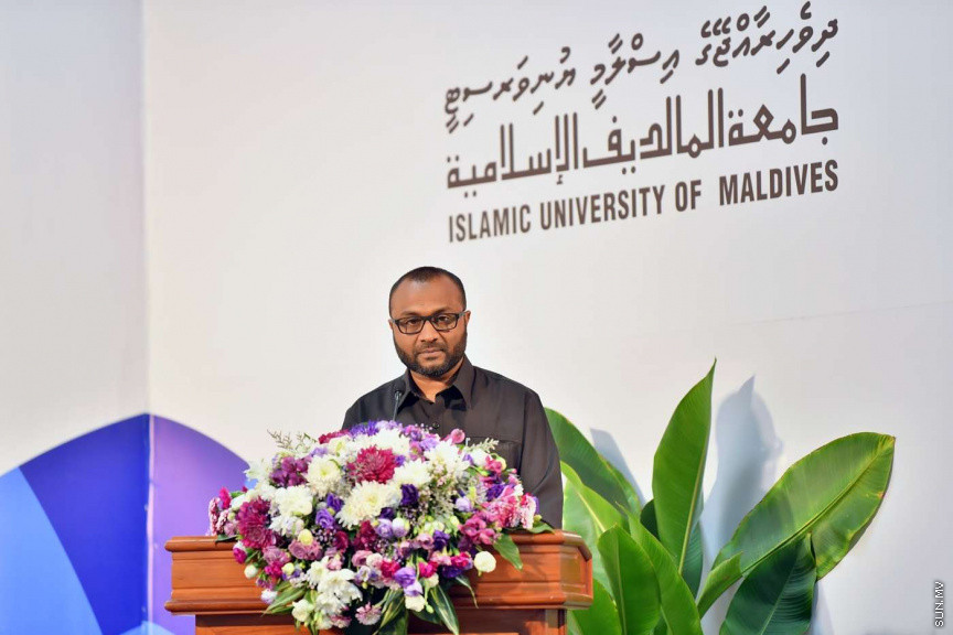  14 ޖުލައި 2018:  އިސްލާމީ ހޭލުންތެރިކަމާބެހޭ ބައިނަލްއަގުވާމީ މަހާސިންތާ ފެށުމުގެ ރަސްމޮއްޔާތުގެ ތެރެއިން: އިސްލާމިކް ޔުނިވާސިޓީގެ ހޯލުގައި ބޭއްވި ރަސްމިއްޔާތުގައި މަހާސިންތާ ހުޅުވައިދެއްވީ ރައީސުލްޖުމްހޫރިއްޔާގެ ނާއިބު ރައީސް އަބްދުﷲ ޖިހާދު---ފޮޓޯ/ ރައީސް އޮފީސް، 