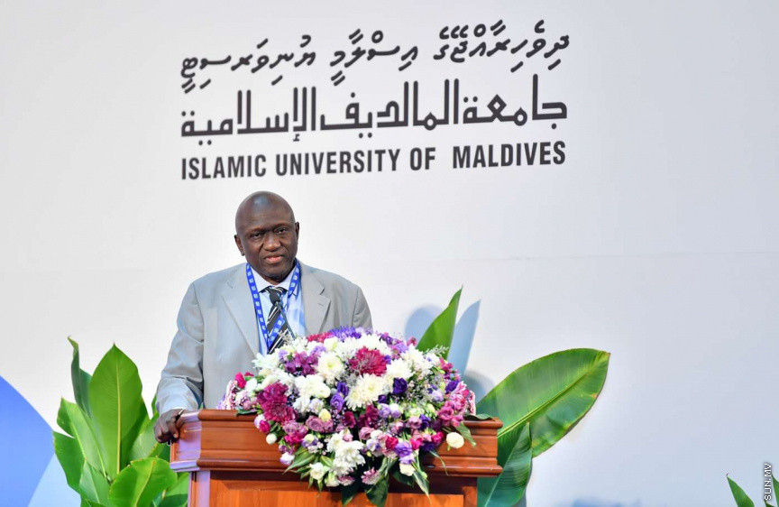  14 ޖުލައި 2018:  އިސްލާމީ ހޭލުންތެރިކަމާބެހޭ ބައިނަލްއަގުވާމީ މަހާސިންތާ ފެށުމުގެ ރަސްމޮއްޔާތުގެ ތެރެއިން: އިސްލާމިކް ޔުނިވާސިޓީގެ ހޯލުގައި ބޭއްވި ރަސްމިއްޔާތުގައި މަހާސިންތާ ހުޅުވައިދެއްވީ ރައީސުލްޖުމްހޫރިއްޔާގެ ނާއިބު ރައީސް އަބްދުﷲ ޖިހާދު---ފޮޓޯ/ ރައީސް އޮފީސް، 