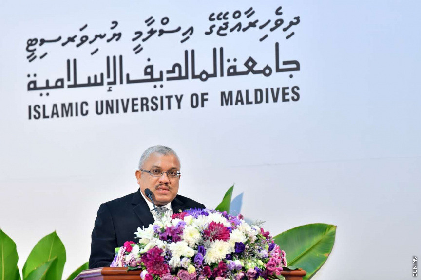  14 ޖުލައި 2018:  އިސްލާމީ ހޭލުންތެރިކަމާބެހޭ ބައިނަލްއަގުވާމީ މަހާސިންތާ ފެށުމުގެ ރަސްމޮއްޔާތުގެ ތެރެއިން: އިސްލާމިކް ޔުނިވާސިޓީގެ ހޯލުގައި ބޭއްވި ރަސްމިއްޔާތުގައި މަހާސިންތާ ހުޅުވައިދެއްވީ ރައީސުލްޖުމްހޫރިއްޔާގެ ނާއިބު ރައީސް އަބްދުﷲ ޖިހާދު---ފޮޓޯ/ ރައީސް އޮފީސް، 