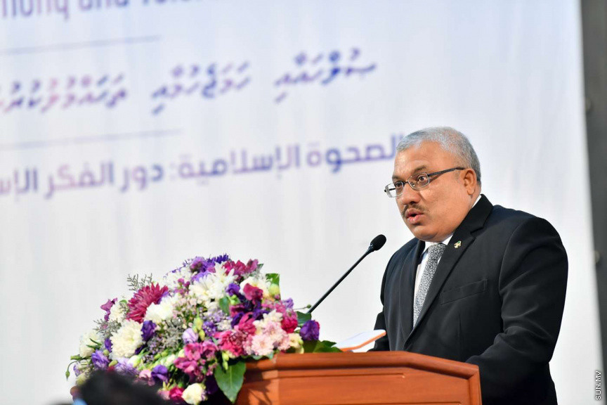  14 ޖުލައި 2018:  އިސްލާމީ ހޭލުންތެރިކަމާބެހޭ ބައިނަލްއަގުވާމީ މަހާސިންތާ ފެށުމުގެ ރަސްމޮއްޔާތުގެ ތެރެއިން: އިސްލާމިކް ޔުނިވާސިޓީގެ ހޯލުގައި ބޭއްވި ރަސްމިއްޔާތުގައި މަހާސިންތާ ހުޅުވައިދެއްވީ ރައީސުލްޖުމްހޫރިއްޔާގެ ނާއިބު ރައީސް އަބްދުﷲ ޖިހާދު---ފޮޓޯ/ ރައީސް އޮފީސް، 
