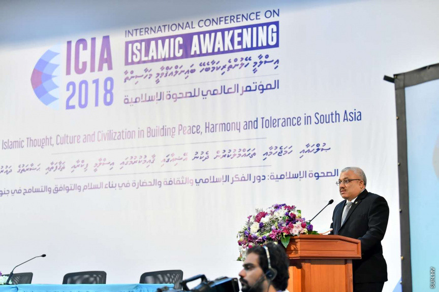  14 ޖުލައި 2018:  އިސްލާމީ ހޭލުންތެރިކަމާބެހޭ ބައިނަލްއަގުވާމީ މަހާސިންތާ ފެށުމުގެ ރަސްމޮއްޔާތުގެ ތެރެއިން: އިސްލާމިކް ޔުނިވާސިޓީގެ ހޯލުގައި ބޭއްވި ރަސްމިއްޔާތުގައި މަހާސިންތާ ހުޅުވައިދެއްވީ ރައީސުލްޖުމްހޫރިއްޔާގެ ނާއިބު ރައީސް އަބްދުﷲ ޖިހާދު---ފޮޓޯ/ ރައީސް އޮފީސް، 