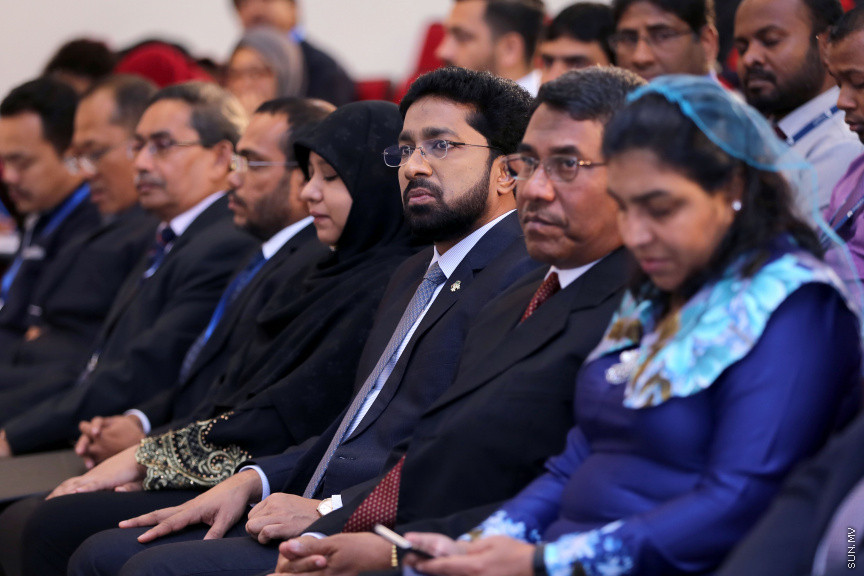 ޖުލައި 17، 2018: ހަލާލް އިންޓެނޭޝަނަލް ކޮންފަރެންސް ފެށުމަށް ގައުމީ ޔުނިވާސިޓީގައި ބޭއްވި ރަސްމިއްޔާތުގެ ތެރެއިން -- ސަން ފޮޓޯ. ފަޔާޒު މޫސާ