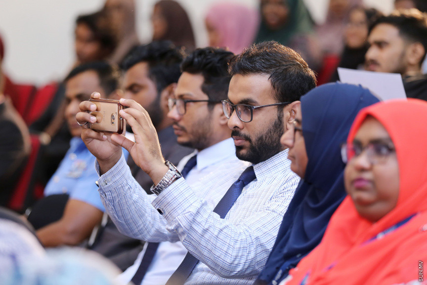 ޖުލައި 17، 2018: ހަލާލް އިންޓެނޭޝަނަލް ކޮންފަރެންސް ފެށުމަށް ގައުމީ ޔުނިވާސިޓީގައި ބޭއްވި ރަސްމިއްޔާތުގެ ތެރެއިން -- ސަން ފޮޓޯ. ފަޔާޒު މޫސާ