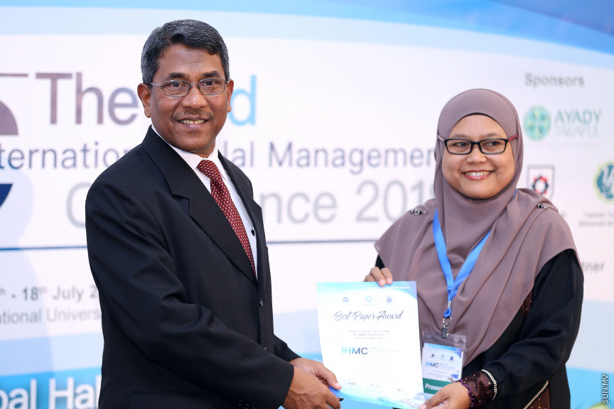 ޖުލައި 17، 2018: ހަލާލް އިންޓެނޭޝަނަލް ކޮންފަރެންސް ފެށުމަށް ގައުމީ ޔުނިވާސިޓީގައި ބޭއްވި ރަސްމިއްޔާތުގެ ތެރެއިން -- ސަން ފޮޓޯ. ފަޔާޒު މޫސާ