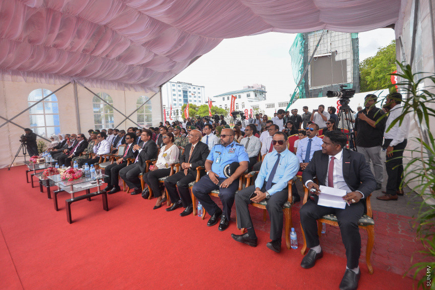 ޖުލައި 18، 2018: އުރީދޫ މޯލްޑިވްސް އިން ދިވެހި ސަރުކާރަށް ތިން ސީ އެމްބިއުލާންސް ހަދިޔާކުރުމަށް ބޭއްވި ރަސްމިއްޔާތުގެ ތެރެއިން --- ސަން ފޮޓޯ/ ފަޔާޒު މޫސާ
