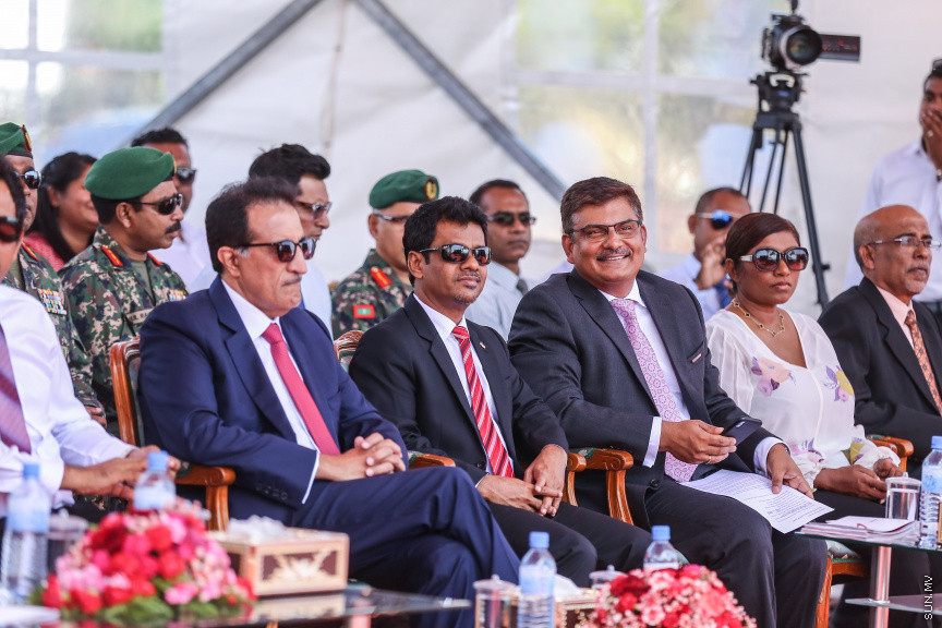 ޖުލައި 18، 2018: އުރީދޫ މޯލްޑިވްސް އިން ދިވެހި ސަރުކާރަށް ތިން ސީ އެމްބިއުލާންސް ހަދިޔާކުރުމަށް ބޭއްވި ރަސްމިއްޔާތުގެ ތެރެއިން --- ސަން ފޮޓޯ/ ފަޔާޒު މޫސާ