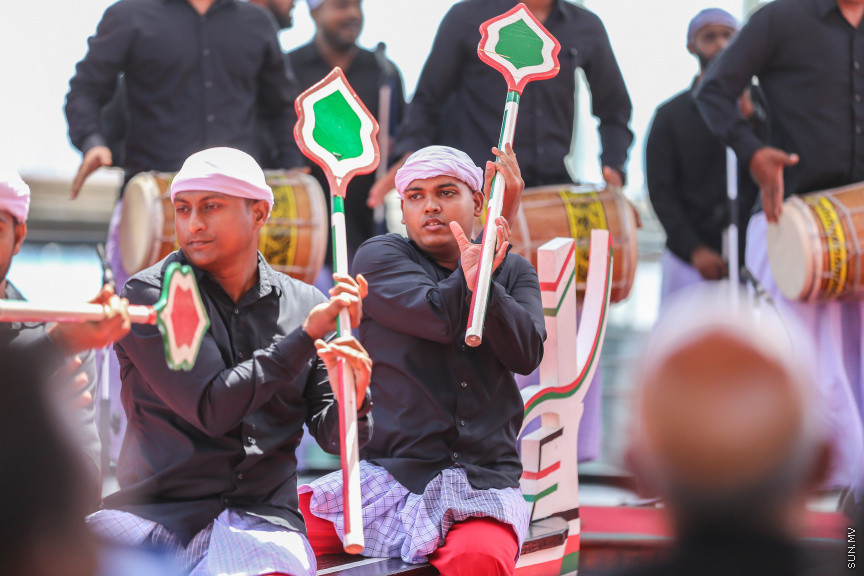 ޖުލައި 18، 2018: އުރީދޫ މޯލްޑިވްސް އިން ދިވެހި ސަރުކާރަށް ތިން ސީ އެމްބިއުލާންސް ހަދިޔާކުރުމަށް ބޭއްވި ރަސްމިއްޔާތުގެ ތެރެއިން --- ސަން ފޮޓޯ/ ފަޔާޒު މޫސާ