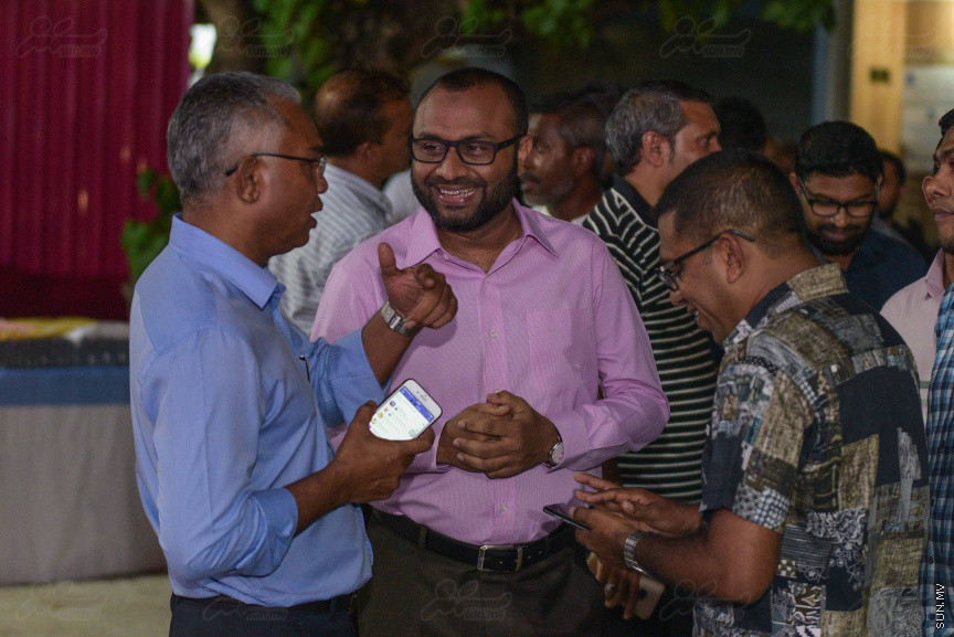 18 ޖުލައި 2018: ރައީސް ޔާމިންގެ ރަނިންމޭޓް ޑރ. މުހައްމަދު ޝަހީމް މާލޭގައި ދިރިއުޅޭ ހުވަދޫ އަތޮޅު ރައްޔިތުންނާ ބައްދަލު ކުރެއްވުމަށް  "ރުމާލު 2" ޖަގަހާގައި ބޭއްވި ހަފްލާގެ ތެރެއިން---ސަން ފޮޓޯ/ މުހައްމަދު އަފްރާހް