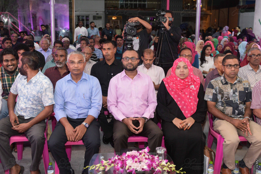 18 ޖުލައި 2018: ރައީސް ޔާމިންގެ ރަނިންމޭޓް ޑރ. މުހައްމަދު ޝަހީމް މާލޭގައި ދިރިއުޅޭ ހުވަދޫ އަތޮޅު ރައްޔިތުންނާ ބައްދަލު ކުރެއްވުމަށް  "ރުމާލު 2" ޖަގަހާގައި ބޭއްވި ހަފްލާގެ ތެރެއިން---ސަން ފޮޓޯ/ މުހައްމަދު އަފްރާހް