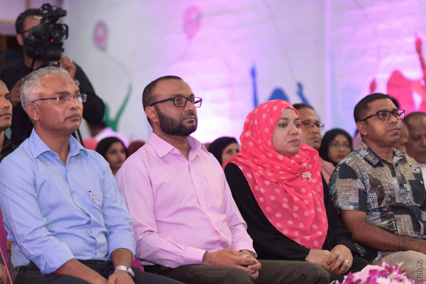 18 ޖުލައި 2018: ރައީސް ޔާމިންގެ ރަނިންމޭޓް ޑރ. މުހައްމަދު ޝަހީމް މާލޭގައި ދިރިއުޅޭ ހުވަދޫ އަތޮޅު ރައްޔިތުންނާ ބައްދަލު ކުރެއްވުމަށް  "ރުމާލު 2" ޖަގަހާގައި ބޭއްވި ހަފްލާގެ ތެރެއިން---ސަން ފޮޓޯ/ މުހައްމަދު އަފްރާހް