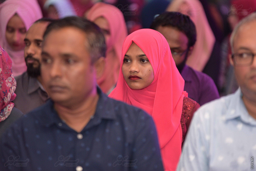 18 ޖުލައި 2018: ރައީސް ޔާމިންގެ ރަނިންމޭޓް ޑރ. މުހައްމަދު ޝަހީމް މާލޭގައި ދިރިއުޅޭ ހުވަދޫ އަތޮޅު ރައްޔިތުންނާ ބައްދަލު ކުރެއްވުމަށް  "ރުމާލު 2" ޖަގަހާގައި ބޭއްވި ހަފްލާގެ ތެރެއިން---ސަން ފޮޓޯ/ މުހައްމަދު އަފްރާހް