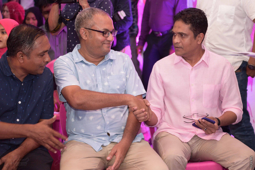18 ޖުލައި 2018: ރައީސް ޔާމިންގެ ރަނިންމޭޓް ޑރ. މުހައްމަދު ޝަހީމް މާލޭގައި ދިރިއުޅޭ ހުވަދޫ އަތޮޅު ރައްޔިތުންނާ ބައްދަލު ކުރެއްވުމަށް  "ރުމާލު 2" ޖަގަހާގައި ބޭއްވި ހަފްލާގެ ތެރެއިން---ސަން ފޮޓޯ/ މުހައްމަދު އަފްރާހް