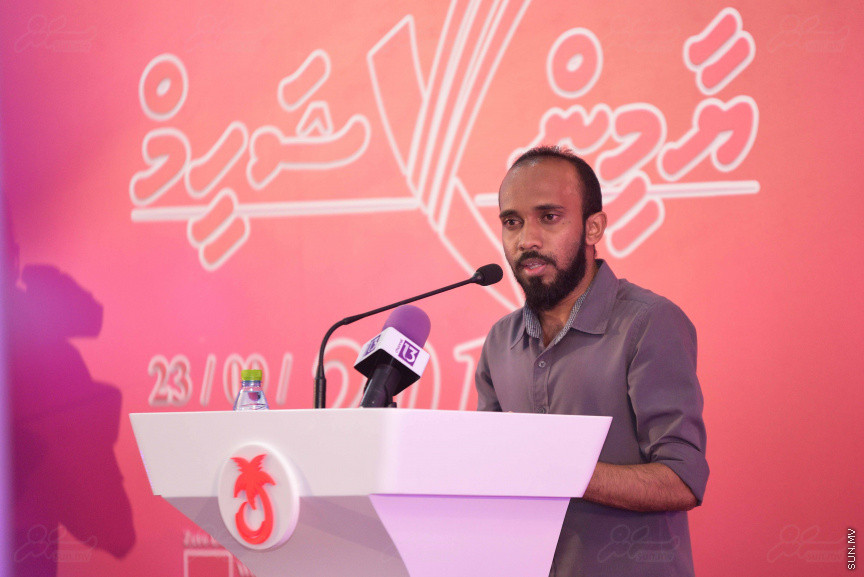 18 ޖުލައި 2018: ރައީސް ޔާމިންގެ ރަނިންމޭޓް ޑރ. މުހައްމަދު ޝަހީމް މާލޭގައި ދިރިއުޅޭ ހުވަދޫ އަތޮޅު ރައްޔިތުންނާ ބައްދަލު ކުރެއްވުމަށް  "ރުމާލު 2" ޖަގަހާގައި ބޭއްވި ހަފްލާގެ ތެރެއިން---ސަން ފޮޓޯ/ މުހައްމަދު އަފްރާހް