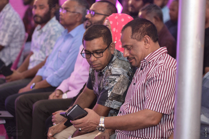 18 ޖުލައި 2018: ރައީސް ޔާމިންގެ ރަނިންމޭޓް ޑރ. މުހައްމަދު ޝަހީމް މާލޭގައި ދިރިއުޅޭ ހުވަދޫ އަތޮޅު ރައްޔިތުންނާ ބައްދަލު ކުރެއްވުމަށް  "ރުމާލު 2" ޖަގަހާގައި ބޭއްވި ހަފްލާގެ ތެރެއިން---ސަން ފޮޓޯ/ މުހައްމަދު އަފްރާހް