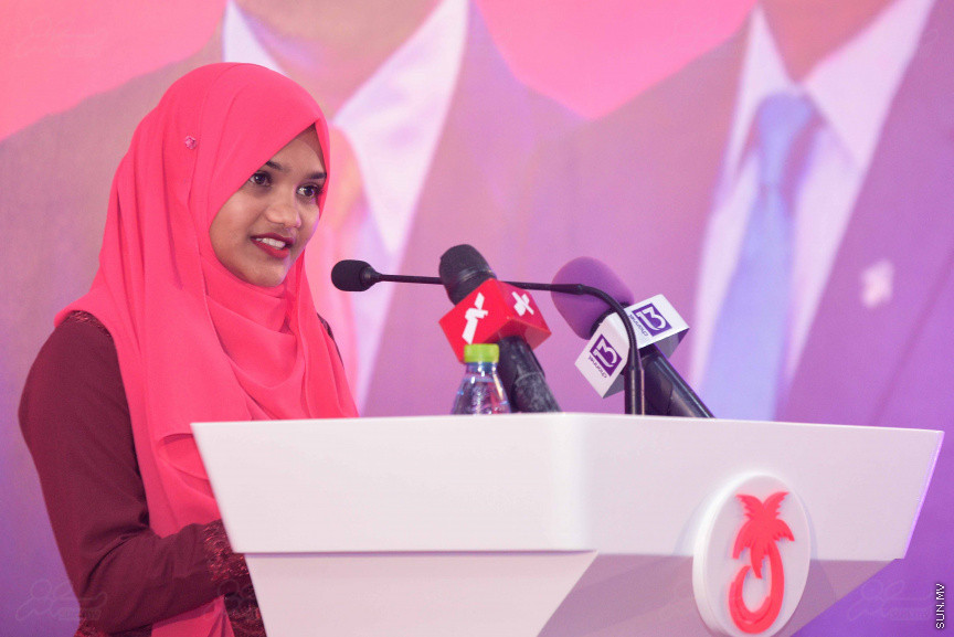 18 ޖުލައި 2018: ރައީސް ޔާމިންގެ ރަނިންމޭޓް ޑރ. މުހައްމަދު ޝަހީމް މާލޭގައި ދިރިއުޅޭ ހުވަދޫ އަތޮޅު ރައްޔިތުންނާ ބައްދަލު ކުރެއްވުމަށް  "ރުމާލު 2" ޖަގަހާގައި ބޭއްވި ހަފްލާގެ ތެރެއިން---ސަން ފޮޓޯ/ މުހައްމަދު އަފްރާހް