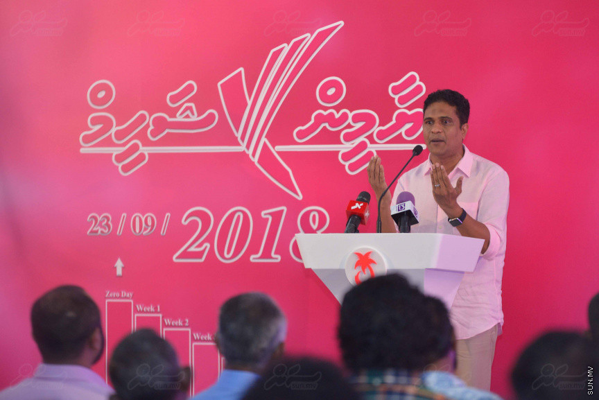 18 ޖުލައި 2018: ރައީސް ޔާމިންގެ ރަނިންމޭޓް ޑރ. މުހައްމަދު ޝަހީމް މާލޭގައި ދިރިއުޅޭ ހުވަދޫ އަތޮޅު ރައްޔިތުންނާ ބައްދަލު ކުރެއްވުމަށް  "ރުމާލު 2" ޖަގަހާގައި ބޭއްވި ހަފްލާގެ ތެރެއިން---ސަން ފޮޓޯ/ މުހައްމަދު އަފްރާހް