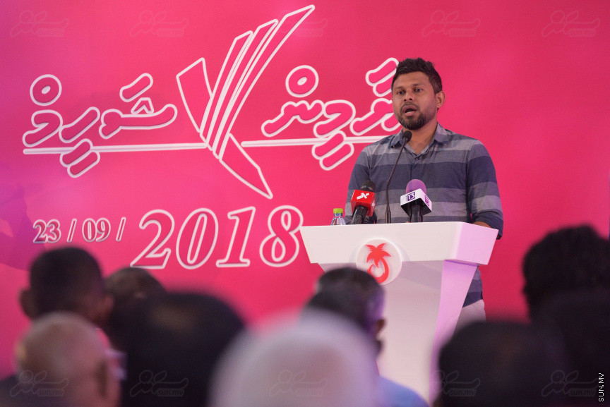18 ޖުލައި 2018: ރައީސް ޔާމިންގެ ރަނިންމޭޓް ޑރ. މުހައްމަދު ޝަހީމް މާލޭގައި ދިރިއުޅޭ ހުވަދޫ އަތޮޅު ރައްޔިތުންނާ ބައްދަލު ކުރެއްވުމަށް  "ރުމާލު 2" ޖަގަހާގައި ބޭއްވި ހަފްލާގެ ތެރެއިން---ސަން ފޮޓޯ/ މުހައްމަދު އަފްރާހް