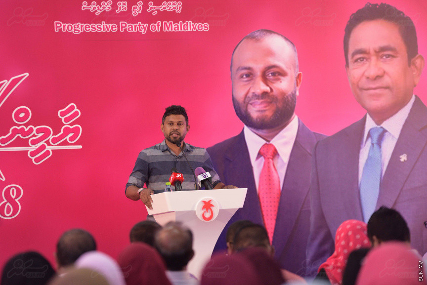 18 ޖުލައި 2018: ރައީސް ޔާމިންގެ ރަނިންމޭޓް ޑރ. މުހައްމަދު ޝަހީމް މާލޭގައި ދިރިއުޅޭ ހުވަދޫ އަތޮޅު ރައްޔިތުންނާ ބައްދަލު ކުރެއްވުމަށް  "ރުމާލު 2" ޖަގަހާގައި ބޭއްވި ހަފްލާގެ ތެރެއިން---ސަން ފޮޓޯ/ މުހައްމަދު އަފްރާހް