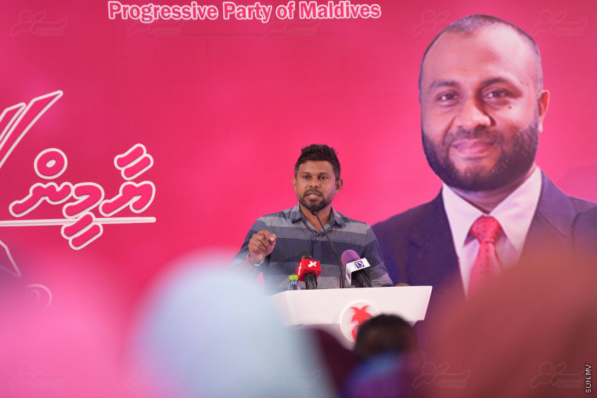 18 ޖުލައި 2018: ރައީސް ޔާމިންގެ ރަނިންމޭޓް ޑރ. މުހައްމަދު ޝަހީމް މާލޭގައި ދިރިއުޅޭ ހުވަދޫ އަތޮޅު ރައްޔިތުންނާ ބައްދަލު ކުރެއްވުމަށް  "ރުމާލު 2" ޖަގަހާގައި ބޭއްވި ހަފްލާގެ ތެރެއިން---ސަން ފޮޓޯ/ މުހައްމަދު އަފްރާހް