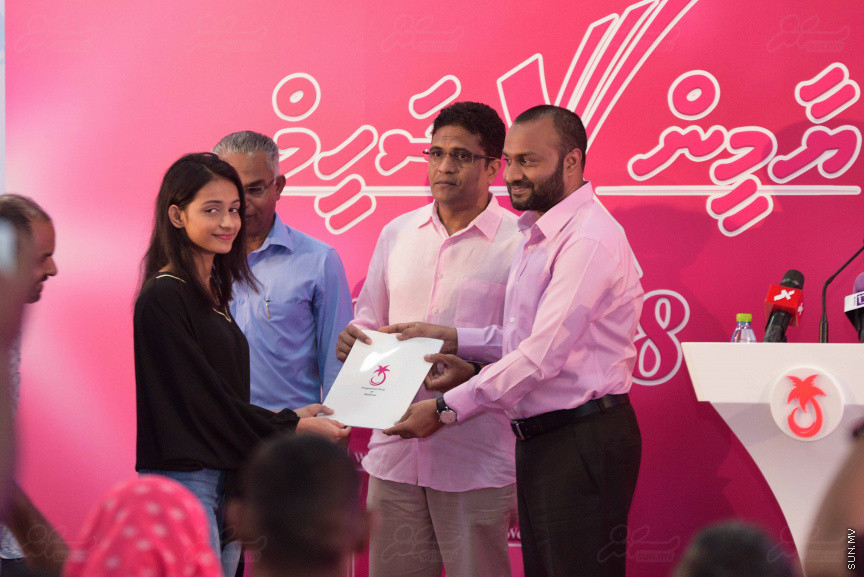 18 ޖުލައި 2018: ރައީސް ޔާމިންގެ ރަނިންމޭޓް ޑރ. މުހައްމަދު ޝަހީމް މާލޭގައި ދިރިއުޅޭ ހުވަދޫ އަތޮޅު ރައްޔިތުންނާ ބައްދަލު ކުރެއްވުމަށް  "ރުމާލު 2" ޖަގަހާގައި ބޭއްވި ހަފްލާގެ ތެރެއިން---ސަން ފޮޓޯ/ މުހައްމަދު އަފްރާހް